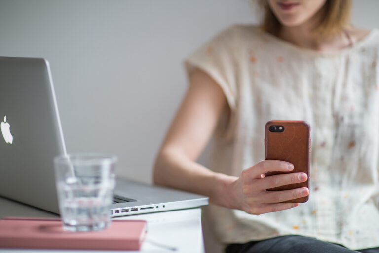 Mujer con celular en la mano